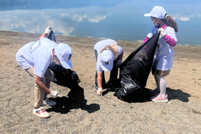 Minik gönüllülerden İznik’te sahil temizliği