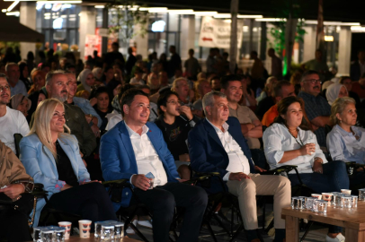 Başkan Erkan Aydın Vatandaşlarla Bursa Bülbülü Filmini İzledi