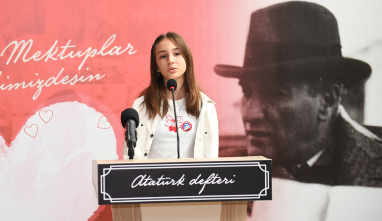 Osmangazi Belediyesi’nin hizmete açtığı kütüphanelere gelen çocuklar, Atatürk’e sevgi ve