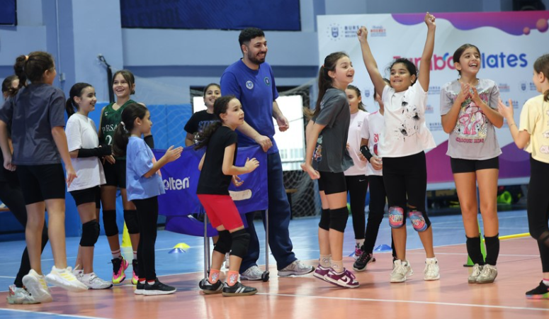 Bursa Büyükşehir Belediyesi tarafından düzenlenen Kış Spor Okulları sayesinde çocuklar,