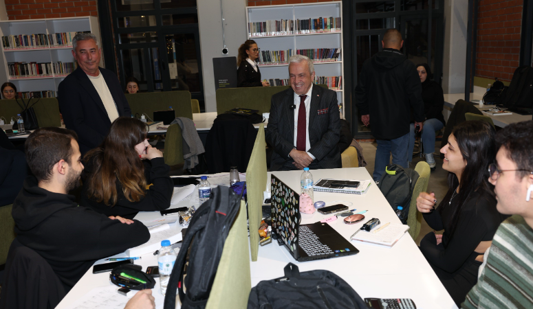 Nilüfer Belediye Başkanı Şadi Özdemir, vize sınavlarına hazırlanan üniversite öğrencilerini