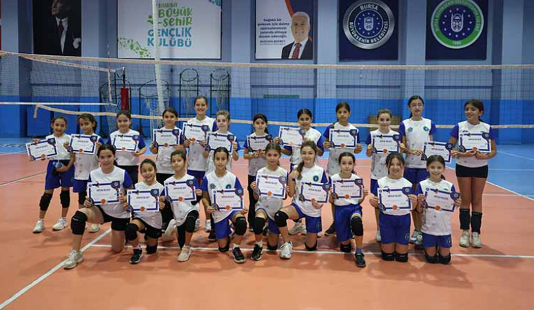 Bursa Büyükşehir Belediyesi’nin Kış Spor Okulları’nda ikinci dönemin ardından çocuklar