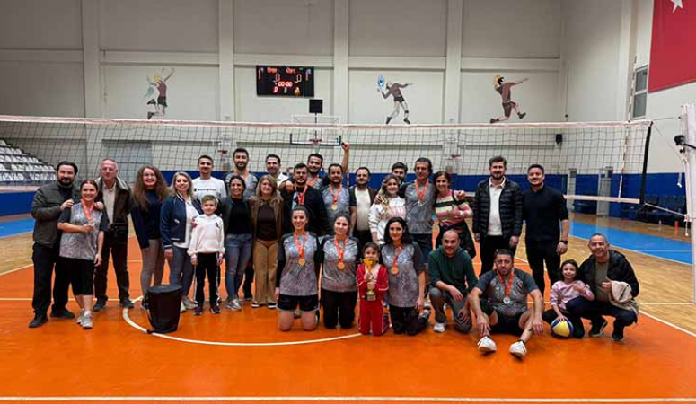 Nilüfer Belediyesi çalışanları arasında düzenlenen voleybol turnuvası sona erdi. Beş