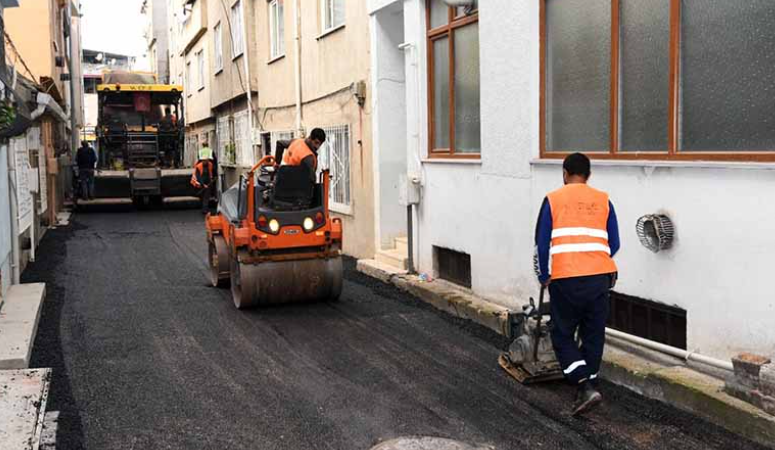 Osmangazi Belediyesi, ilçe genelinde sürdürdüğü kapsamlı asfalt yenileme çalışmalarıyla hem