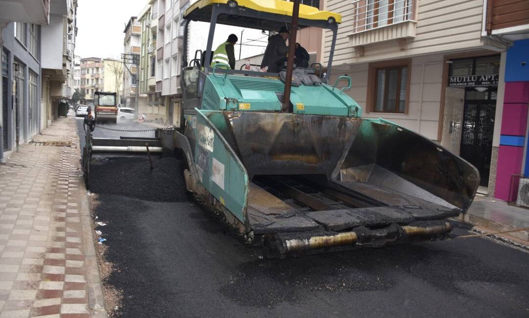 Karacabey Belediyesi, ilçe genelinde sürdürdüğü asfalt seferberliği kapsamında 2025 yılı