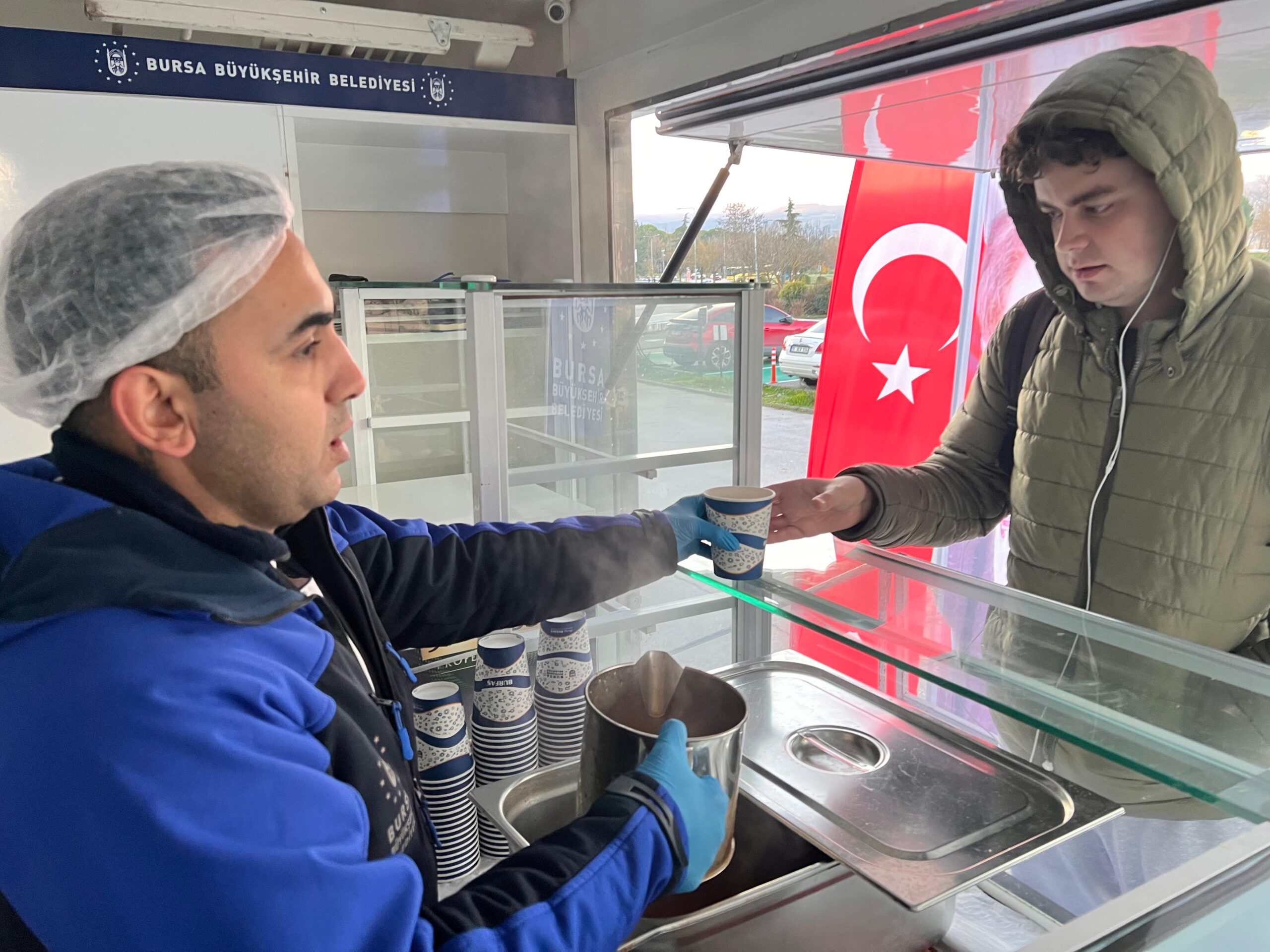 Soğuk kış günlerinde üniversite öğrencilerini yalnız bırakmayan Bursa Büyükşehir Belediyesi,