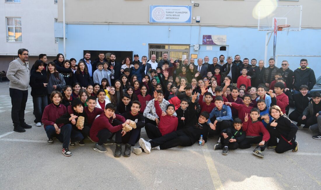 Osmangazi Belediyesi, Turgut Yılmazipek Yatılı Bölge Ortaokulu’ndaki öğrenciler için mont,