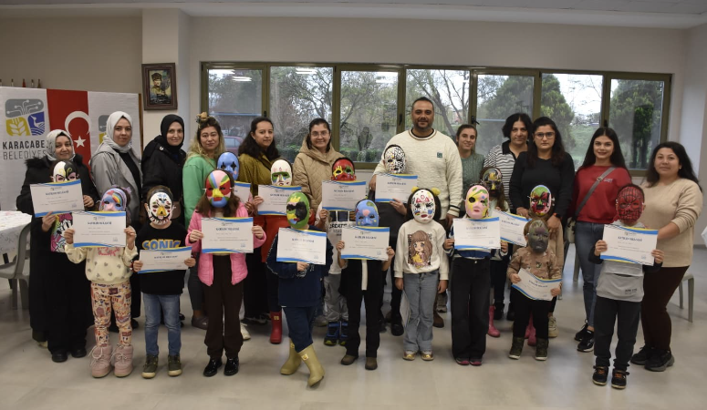 Karacabey Belediyesi'nce Ergün Koç Kültür Merkezi'nde gerçekleşen Anne-Çocuk Maske Boyama