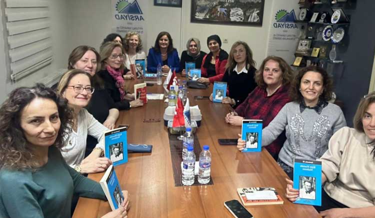 Bireylerin kişisel yaşamlarına ışık tutan kitaplar, bir grup insanın bir