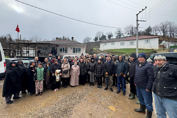 Bursa’nın Yenişehir/Kirazlıyayla Mahallesi’nde, sağanak yağmura rağmen çevre örgütleri, yurttaşlar ve
