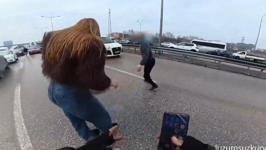 Bursa Acemler Kavşağı’nda trafikte çıkan yol verme tartışması kavgaya dönüştü.