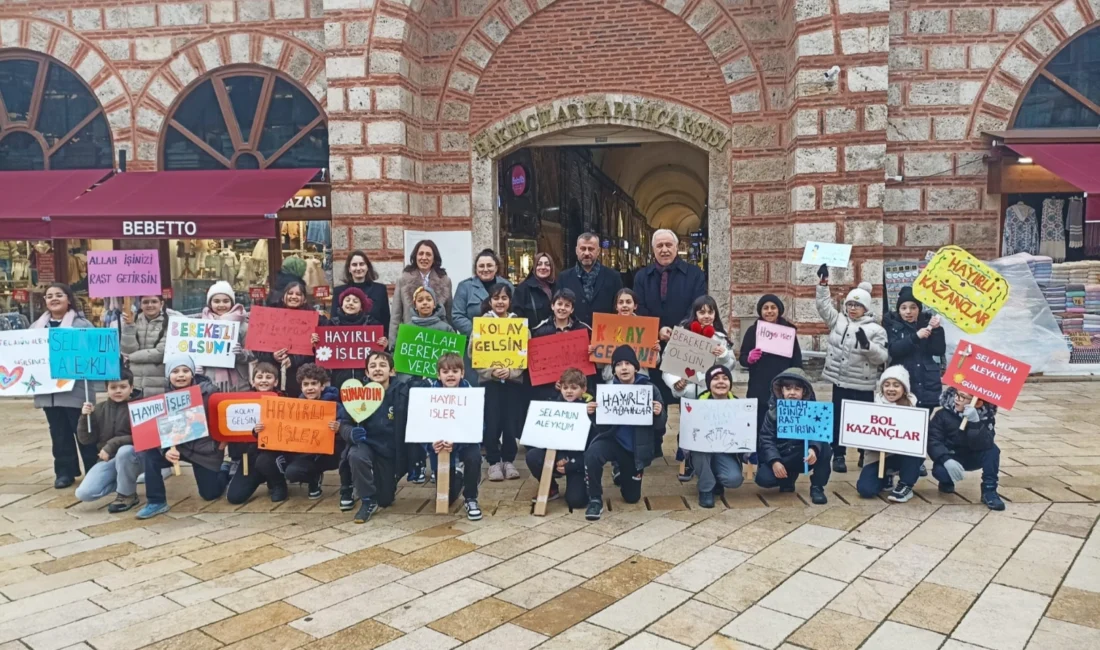 Bursa'da miniklerden Tarihi Çarşı ve Hanlar Bölgesinde anlamlı mesaj
