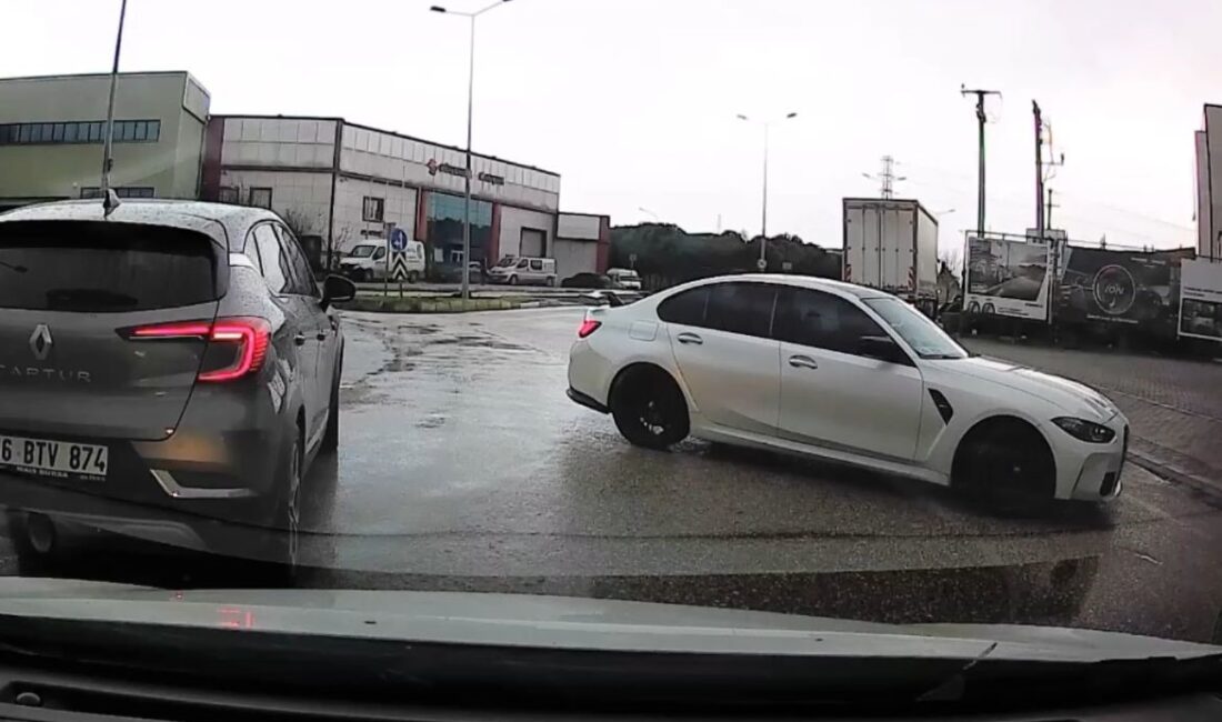 Bursa’nın Nilüfer ilçesinde drift artarken, kontrolden çıkan araç trafiği birbirine