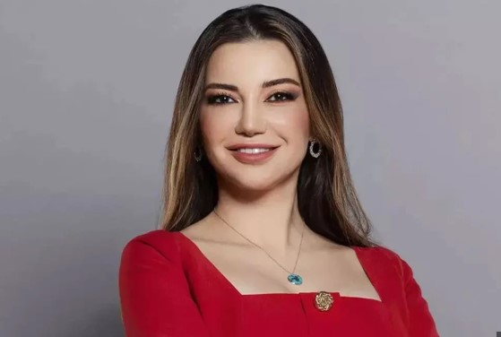 Psikolog ve yazar Esra Ezmeci, hakkında “sahte unvan kullandığı ve