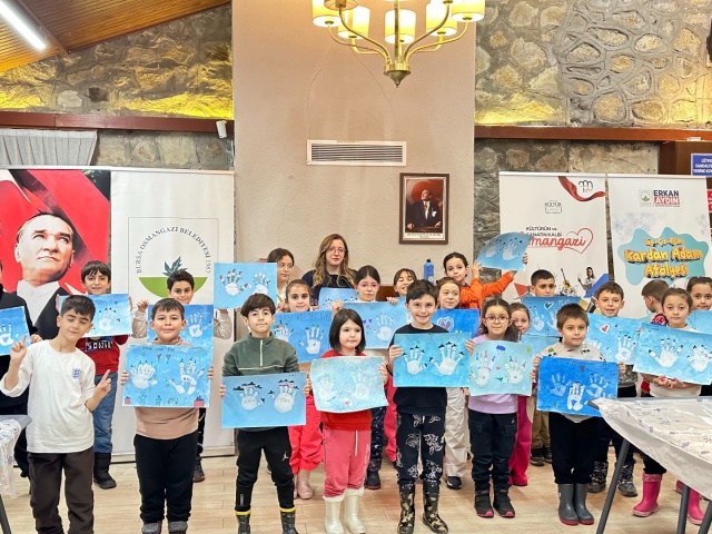 Osmangazi Belediyesi’nin Sarıalan’da hayata geçirdiği Yap-Çiz-Eğlen Kardan Adam Atölyesi, çocuklara