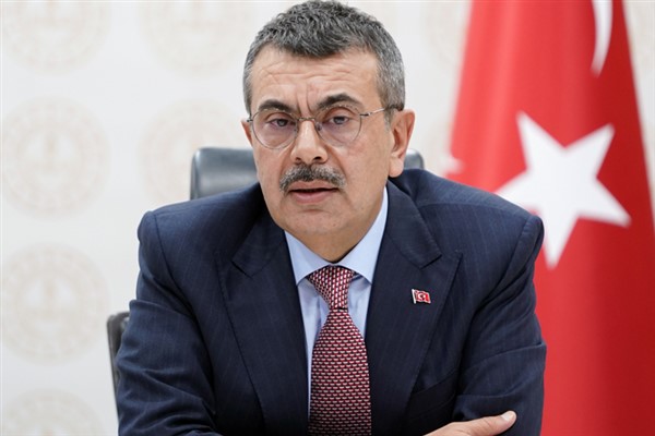 Millî Eğitim Bakanı Yusuf Tekin, ziyaret ettiği okulda öğrenciler ve