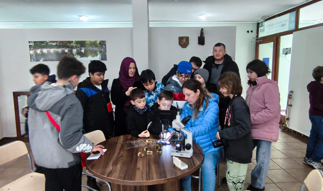 Bursa Büyükşehir Belediyesi tarafından düzenlenen ‘Bilim Fotoğrafçılığı’ atölyesine katılan çocuklar,