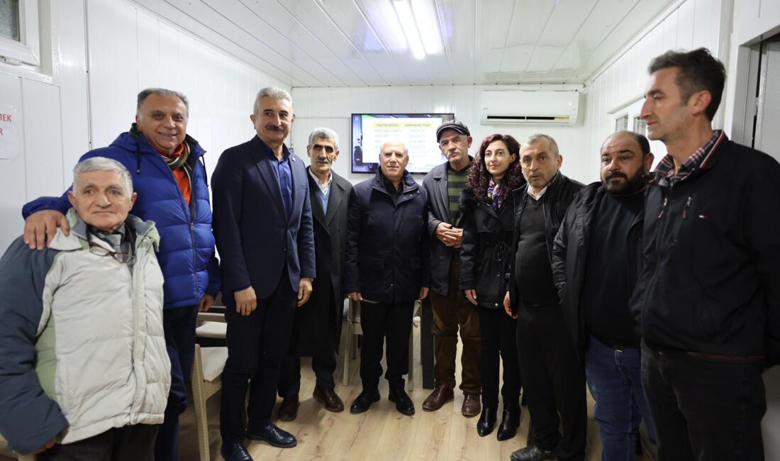 Bursa Büyükşehir Belediyesi’nin Mudanya’da düzenlediği iftar programında yüzlerce kişiyle birlikte