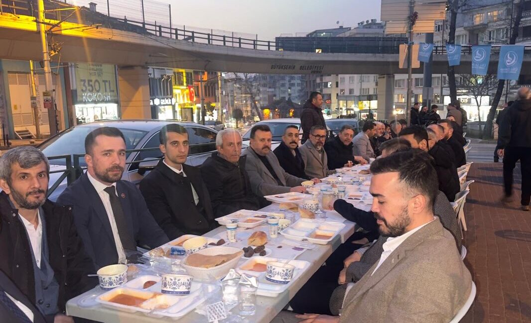 Ülkü Ocakları tarafından düzenlenen sokak iftarı programı, Bursa protokolü ve