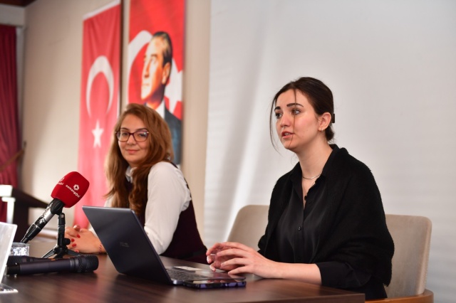 Osmangazi Belediyesi’nin kadın sağlığına ilişkin düzenlediği panele katılan uzman isimler,