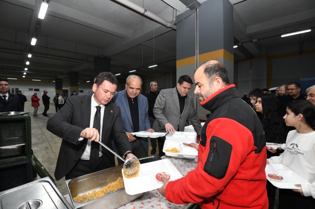 Osmangazi Belediye Başkanı Erkan Aydın, Yunuseli Mahallesi’nde düzenlenen iftar programında