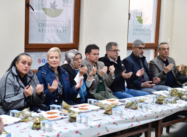 Osmangazi Belediyesi’nin Ramazan ayı boyunca mahalle mahalle kurduğu iftar sofraları