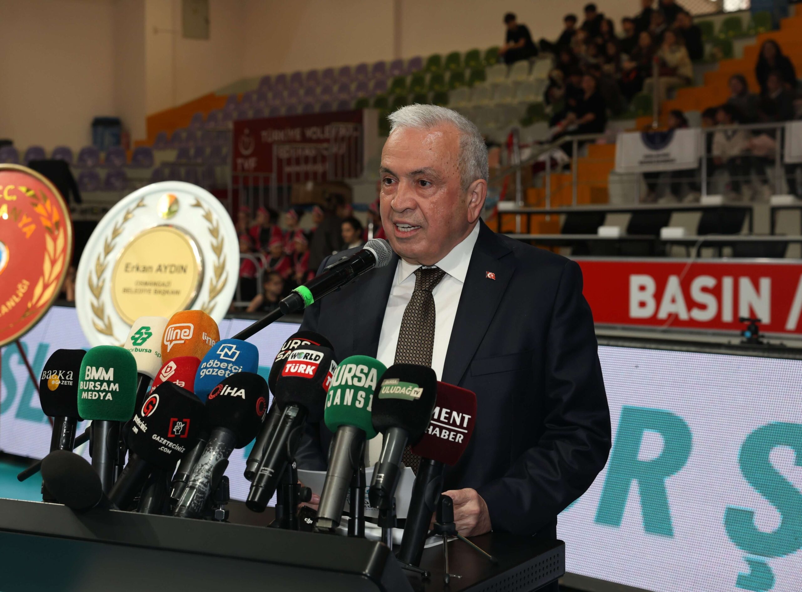 Nilüfer 24. Uluslararası Spor Şenlikleri törenle başladı. Öğrencilerin gösterileriyle renklenen