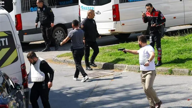 Levent’teki konsolosluk çevresinde silah sesleri yükseldi. İlk bilgilere göre iki