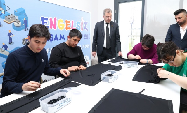 Osmangazi Belediyesi, hayata geçirdiği “Engelsiz Yaşam Atölyesi” ile engelli bireylerin