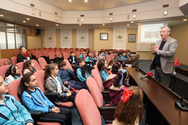 Osmangazi Belediyesi Meclis Salonu’nda ağırlanan ilköğretim öğrencileri, ziyaretçi meclisi uygulamasıyla