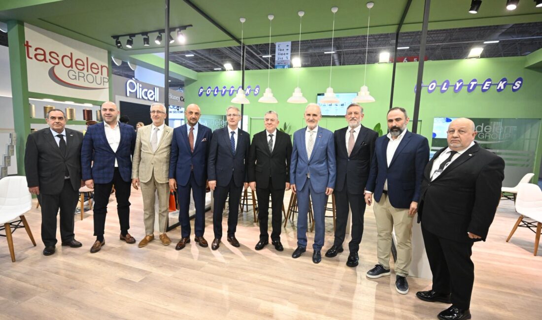 DOSABSİAD Yönetim Kurulu Başkanı Onur Kutlualp ve Yönetim Kurulu Üyeleri,
