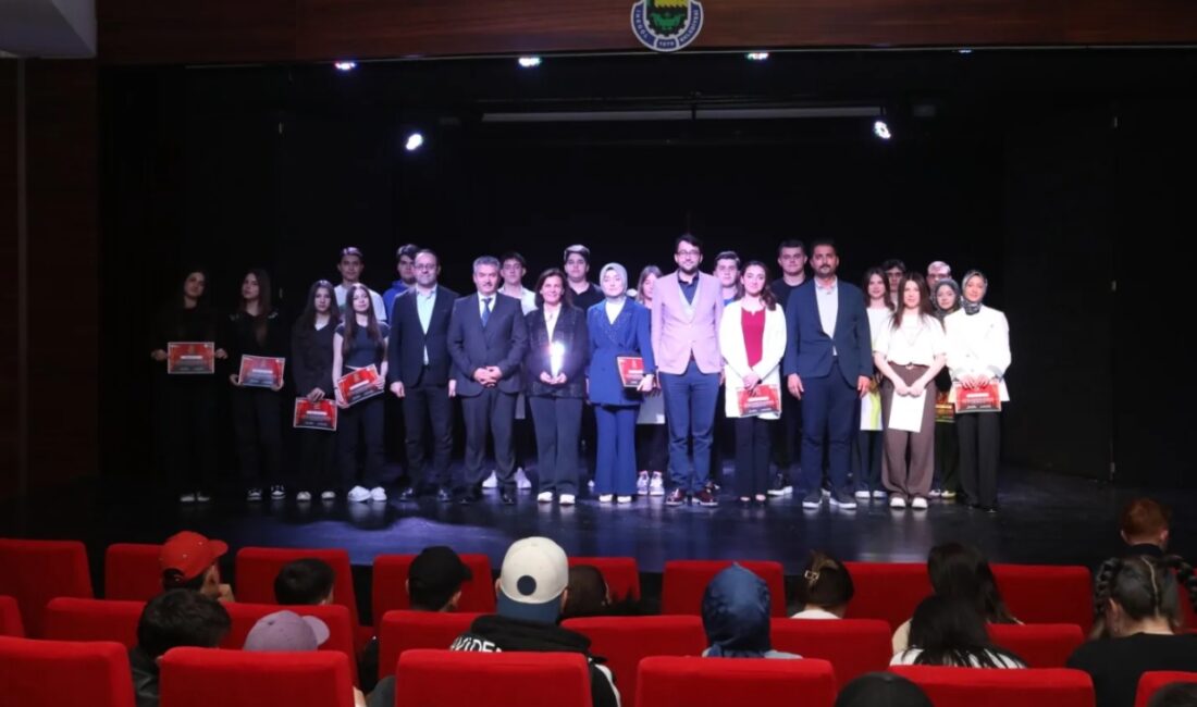 İnegöl Belediyesi’nin Milli Eğitim Müdürlüğü iş birliğinde düzenlediği 8. Genç