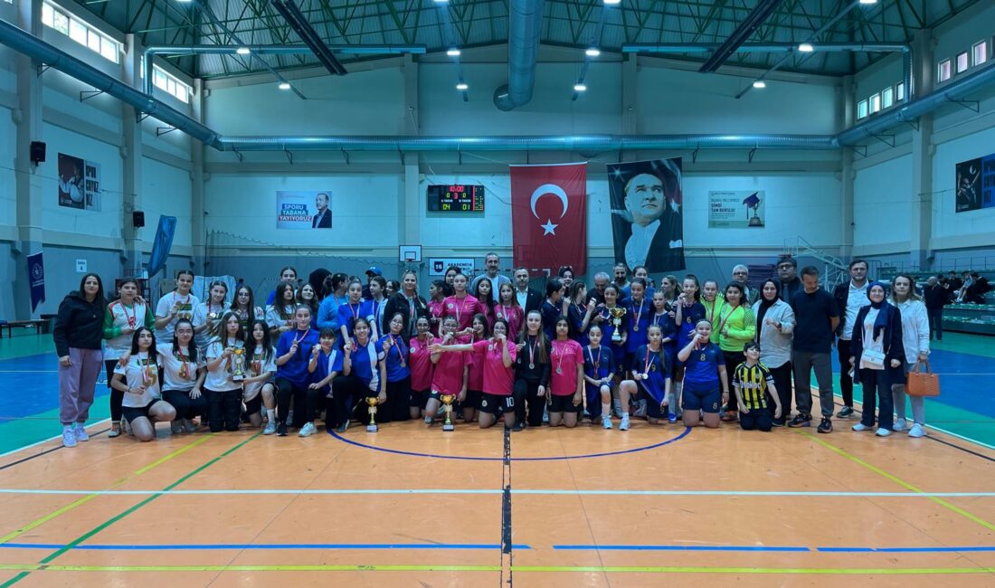 Bursa’nın Osmangazi ilçesinde düzenlenen 2025-2026 Okul Sporları Küçük Kızlar Futsal