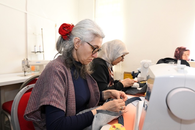 Osmangazi Belediyesi Meslek Edindirme Kursları (OSMEK) bünyesinde eğitim gören kadınlar,