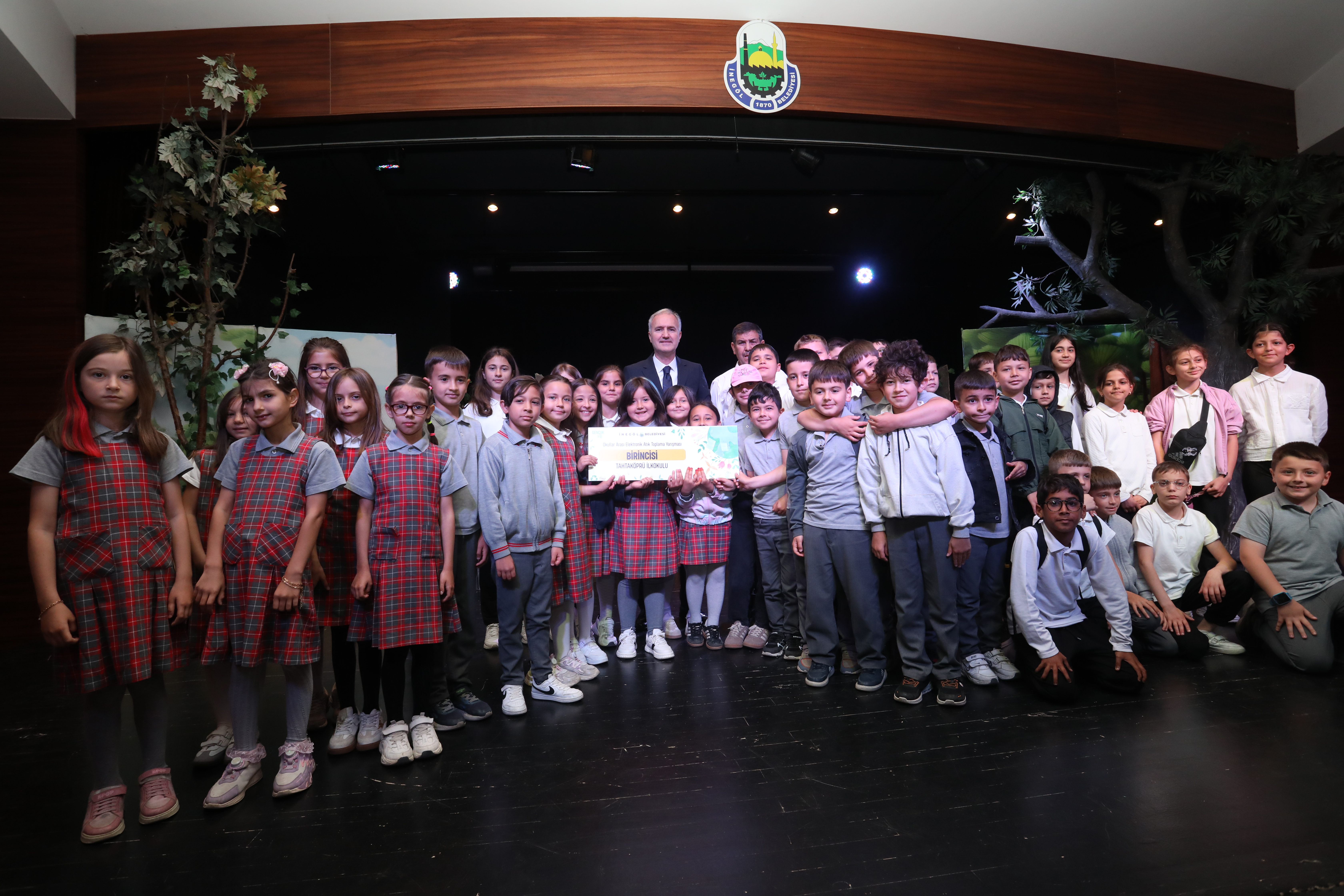 İnegöl’de yıl boyunca düzenlenen Okullar Arası Atık Toplama Yarışmalarının ödül