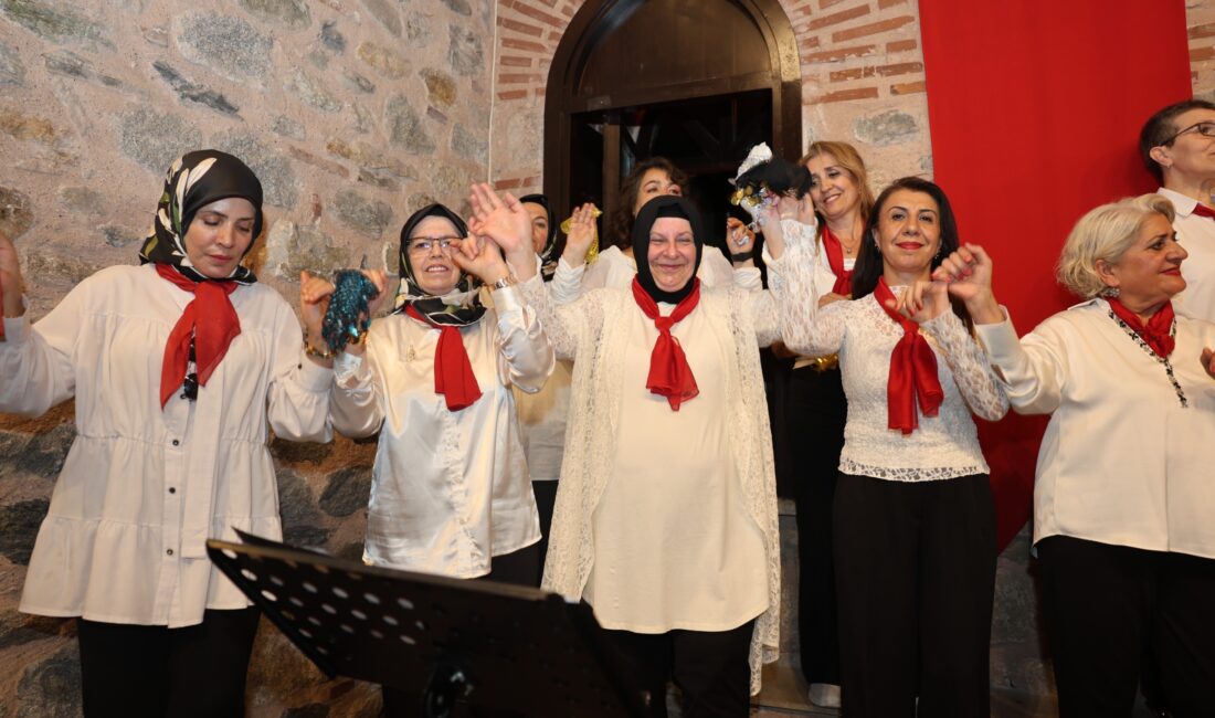Bursa'da Osmangazi Belediyesi Türk Halk Müziği Topluluğu, dönem sonu konserinde