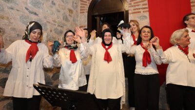 Bursa'da Osmangazi Belediyesi Türk Halk Müziği Topluluğu, dönem sonu konserinde