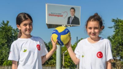 Osmangazi Belediyesi’nin bu yıl ikinci kez düzenlediği Mini Voleybol Şenliği,
