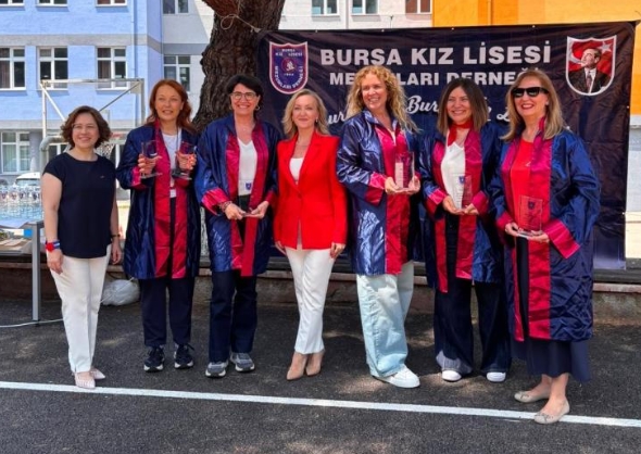 Bursa Kız Lisesi mezunları, mantı gününde bir araya geldi. Bu