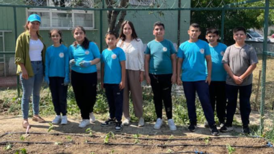Nilüfer Belediyesi, Işıktepe Mahallesi’ndeki Rüveyde Dörtçelik İlkokulu’nun bahçesinde öğrencilerle birlikte