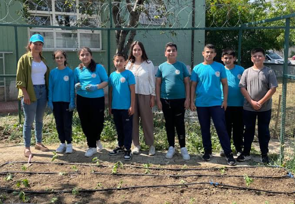 Nilüfer Belediyesi, Işıktepe Mahallesi’ndeki Rüveyde Dörtçelik İlkokulu’nun bahçesinde öğrencilerle birlikte