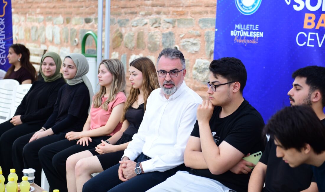 Kestel Belediye Başkanı Ferhat Erol, Kestel Belediyesi Millet Kütüphanesi'nde öğrenciler