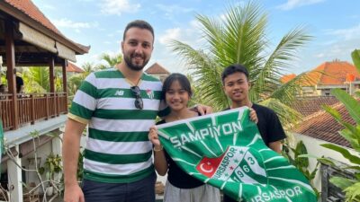 Bursaspor Kongre Üyesi Yiğitcan Öztürk, Endonezya'nın Bali Adası'nda dağıttığı forma