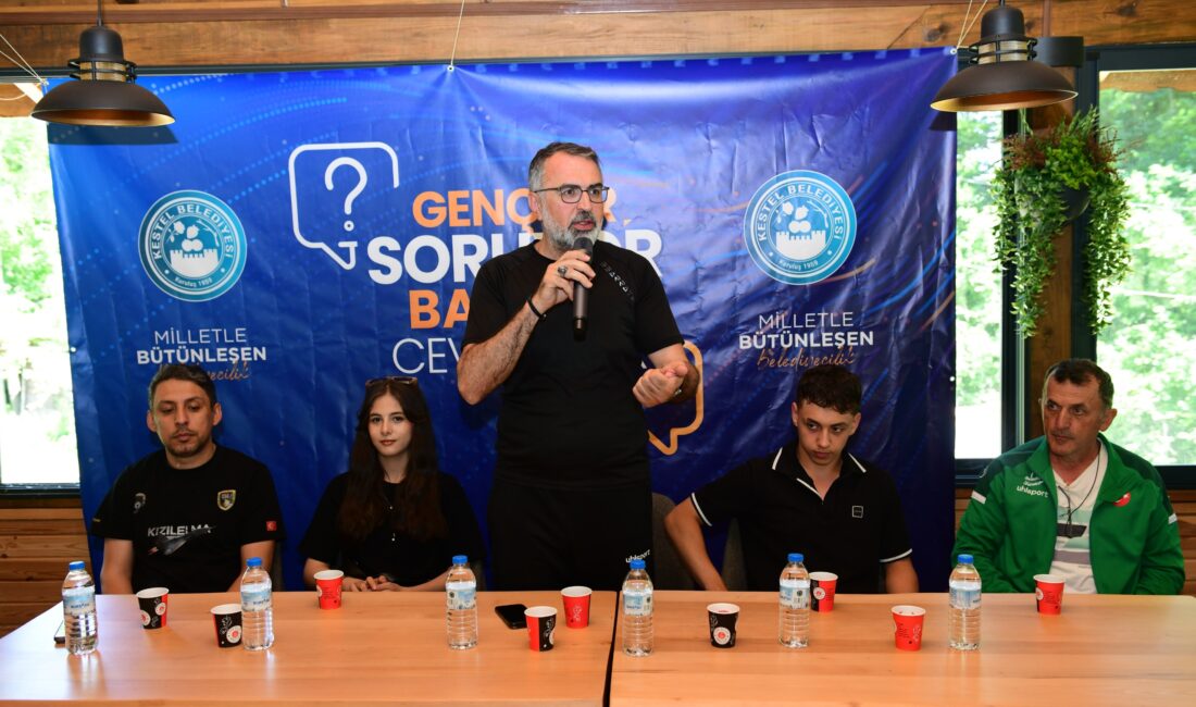 Kestel Belediye Başkanı Ferhat Erol, ilçedeki gençlerle düzenlenen "Gençler Soruyor,