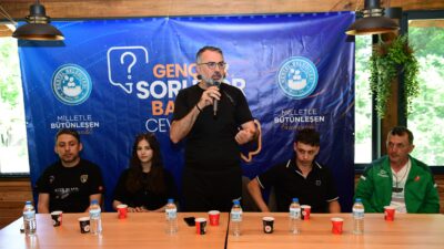 Kestel Belediye Başkanı Ferhat Erol, ilçedeki gençlerle düzenlenen "Gençler Soruyor,