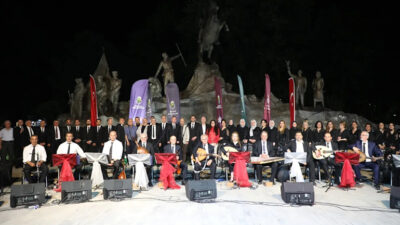 İnegöl Belediyesi Türk Sanat Müziği Korosu, Heykel Meydanı’nda gerçekleştirdiği konserle