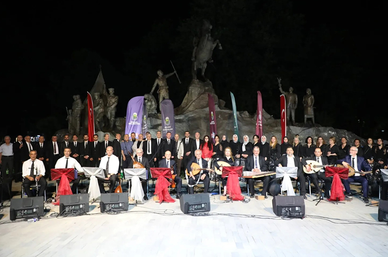 İnegöl Belediyesi Türk Sanat Müziği Korosu, Heykel Meydanı’nda gerçekleştirdiği konserle