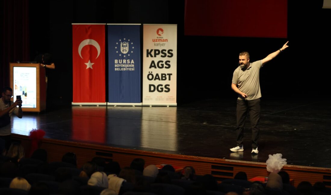 Bursa Büyükşehir Belediyesi’nin Kamu Personeli Seçme Sınavı’na (KPSS) hazırlanan gençler