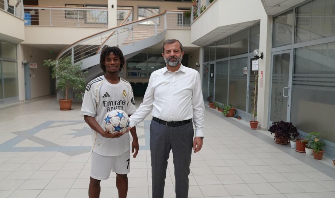 Sosyal medyada dünyaca ünlü futbolcu Eduardo Camavinga’ya olan benzerliğiyle tanınan