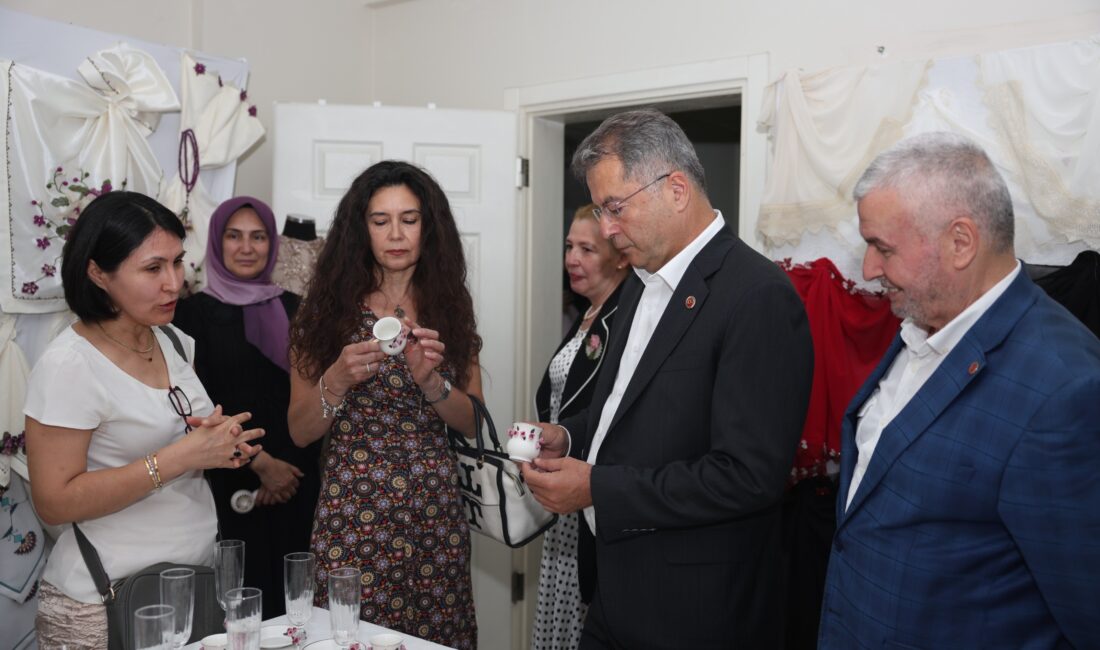 Osmangazi Belediyesi’nin Namık Kemal Mahallesi OSMEK kurslarında eğitim alan kadın